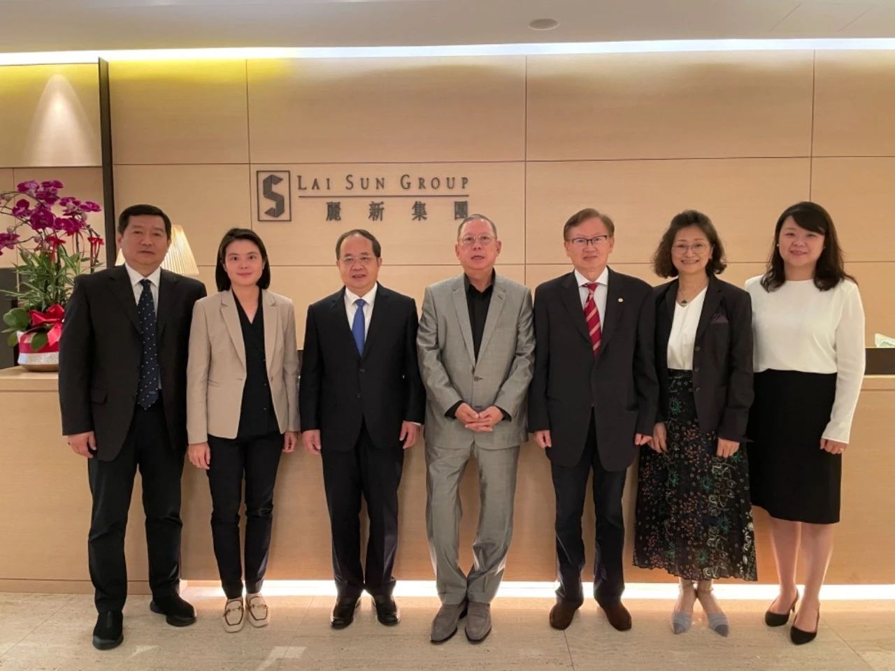 新澳2024正版免費(fèi)資料,涵蓋廣泛的說明方法_桌面版42.325